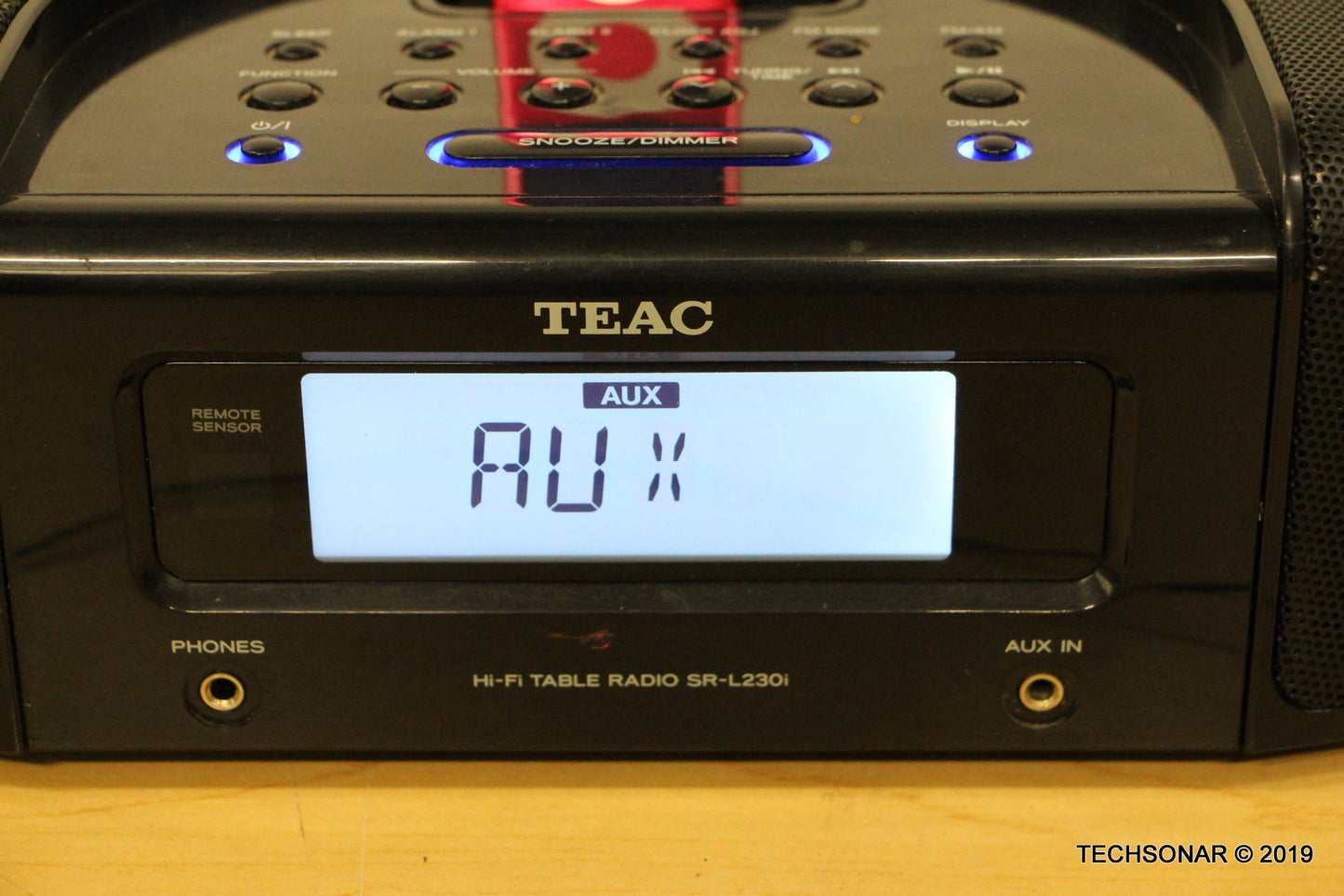 TEAC SR-L230i Hi-Fi Table Radio w/iPOD Dock, AUX , DOES NOT COME WITH IPOD